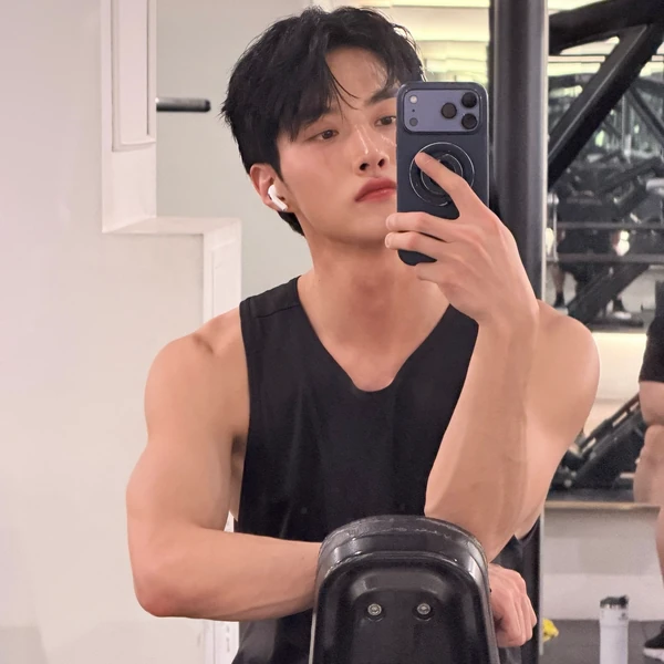 Today's Most Loved Yeoone (PENTAGON)
