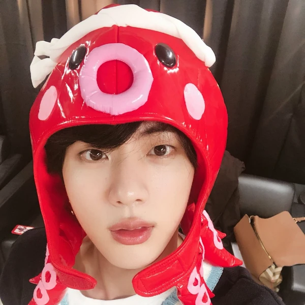 Foto Populer Penuh Cinta untuk Jin (BTS)