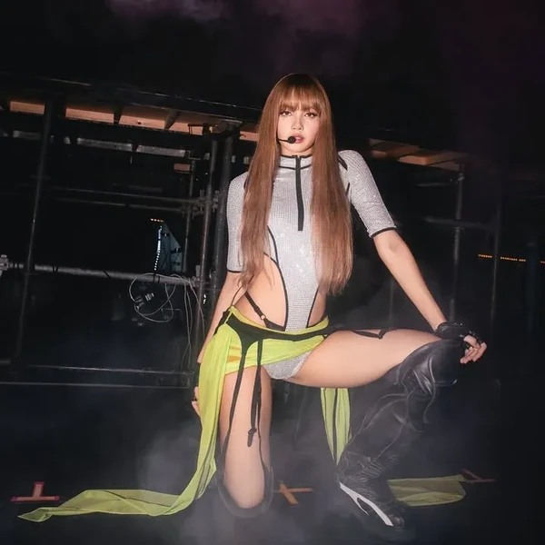 Foto Populer Penuh Cinta untuk Lisa (BLACKPINK)