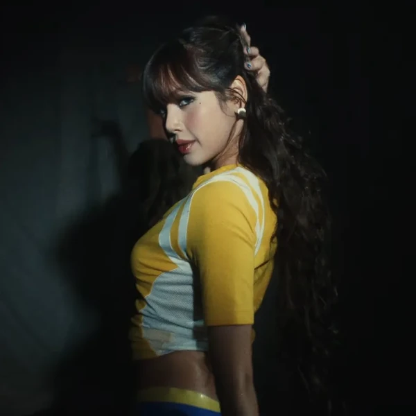 Foto Populer Penuh Cinta untuk Lisa (BLACKPINK)