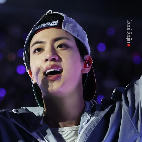 Foto Populer Penuh Cinta untuk Jin (BTS)