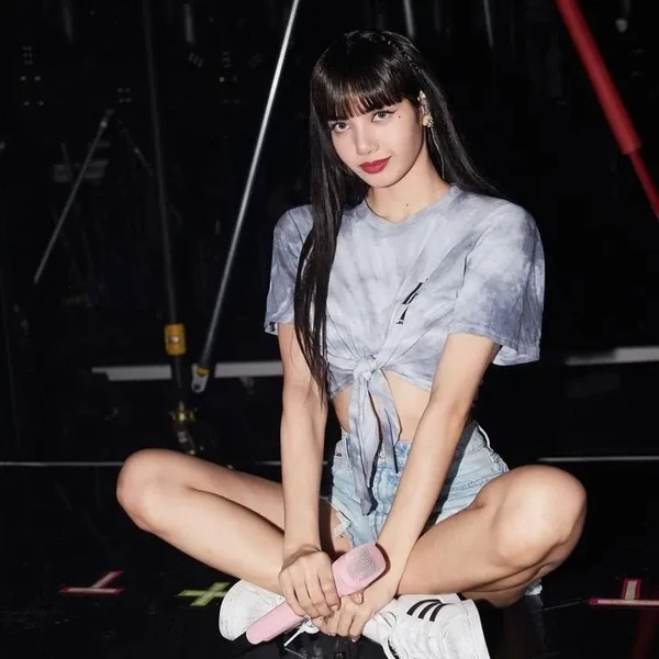리사 (BLACKPINK) 팬심 가득한 인기 사진