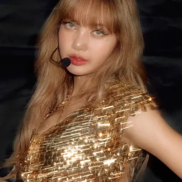 Foto Populer Penuh Cinta untuk Lisa (BLACKPINK)