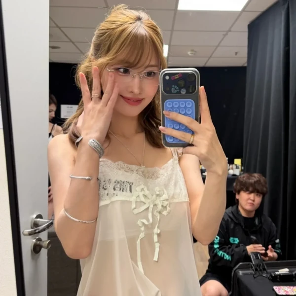 Foto Populer Penuh Cinta untuk Momo (TWICE)