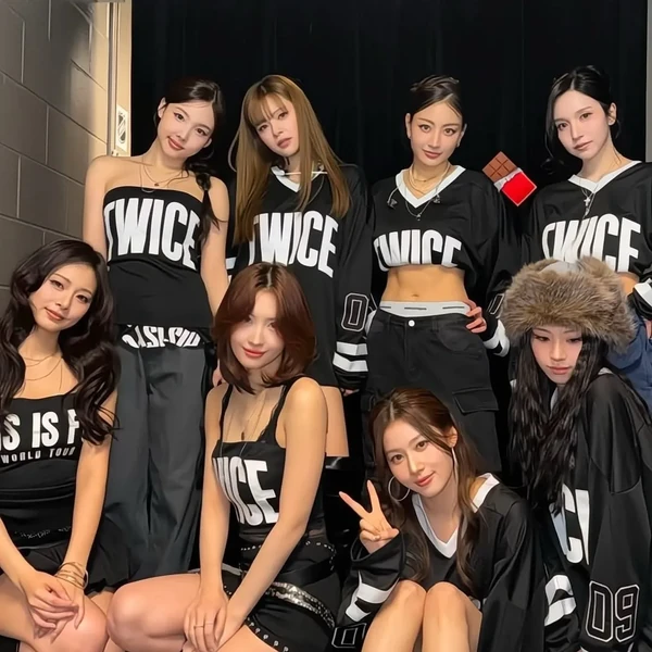 Foto Populer Penuh Cinta untuk TWICE