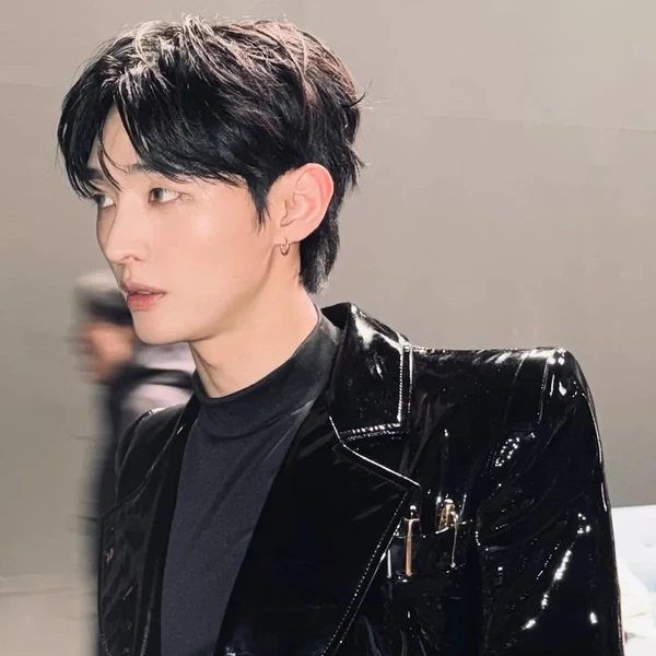 Foto Populer Penuh Cinta untuk Yoon Jisung