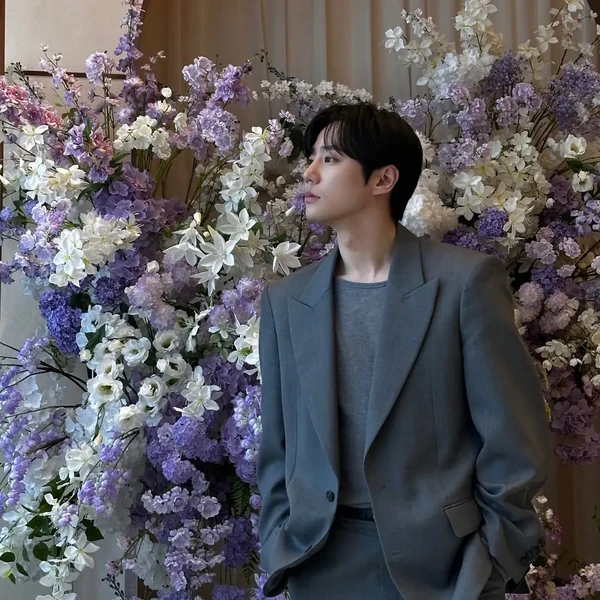 Signature photo of Lee Junyoung capturing their charm