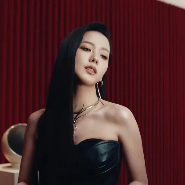 Penampilan Jisoo (BLACKPINK) yang Paling Dicintai Hari Ini