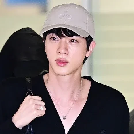 Penampilan Jin (BTS) yang Paling Dicintai Hari Ini