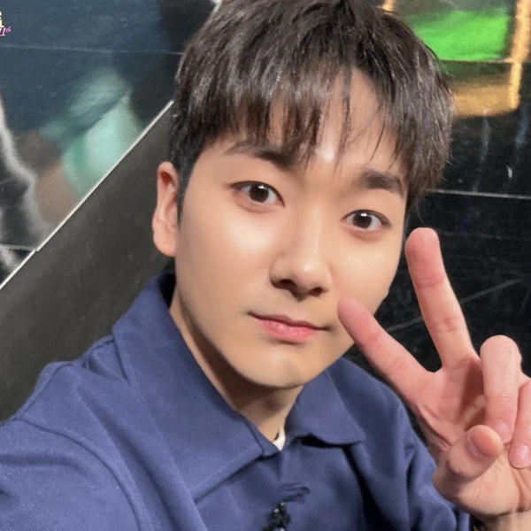 Signature photo of Aron capturing their charm