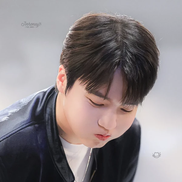 Shining profile picture of Jinho (PENTAGON) on today's Choeaedol
