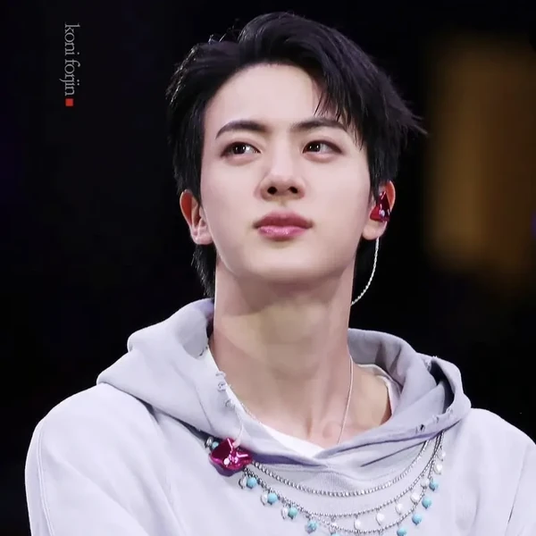 Foto Populer Penuh Cinta untuk Jin (BTS)