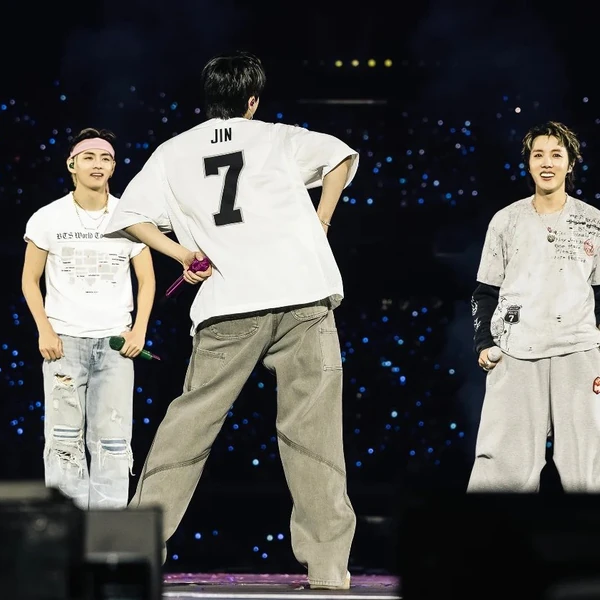 Foto Populer Penuh Cinta untuk Jin (BTS)