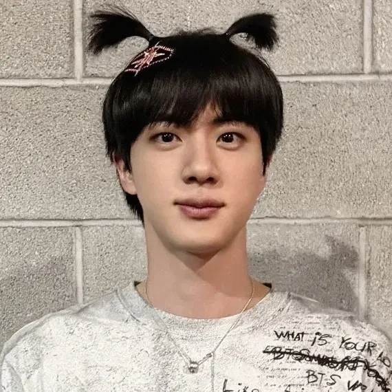 Foto Populer Penuh Cinta untuk Jin (BTS)