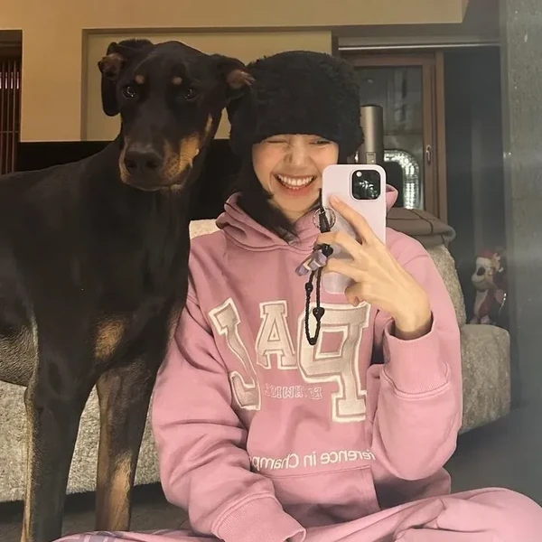 Foto Populer Penuh Cinta untuk Lisa (BLACKPINK)