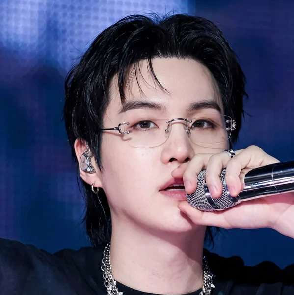 Penampilan SUGA (BTS) yang Paling Dicintai Hari Ini
