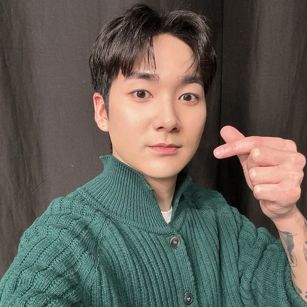 Top Photo Full of Aron Love