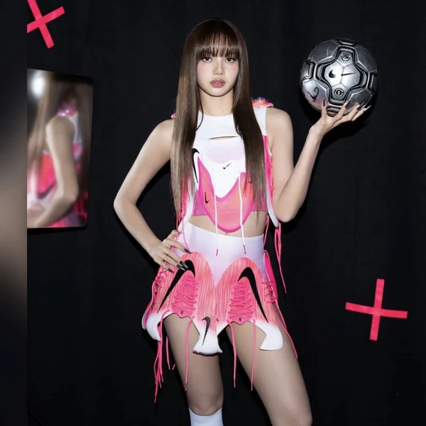 Foto Populer Penuh Cinta untuk Lisa (BLACKPINK)