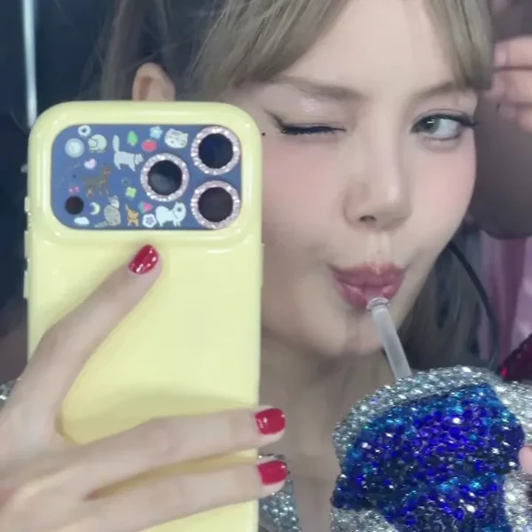 Foto Populer Penuh Cinta untuk Lisa (BLACKPINK)