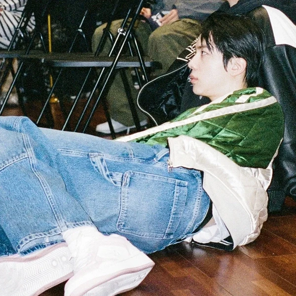 Foto Populer Penuh Cinta untuk Jin (BTS)