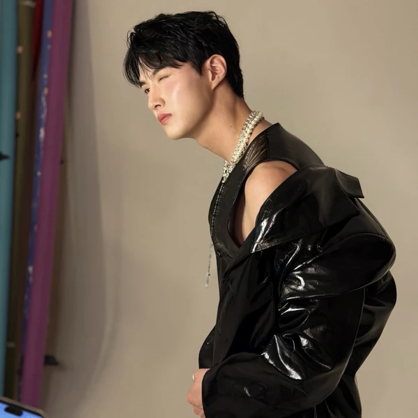 Today's Most Loved Yeoone (PENTAGON)