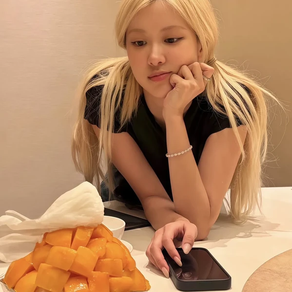 로제 (BLACKPINK) 팬심 가득한 인기 사진