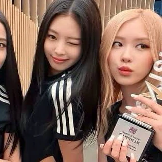 오늘 가장 사랑받은 로제 (BLACKPINK)의 모습