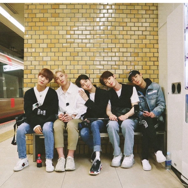 Top Photo Full of NU'EST Love