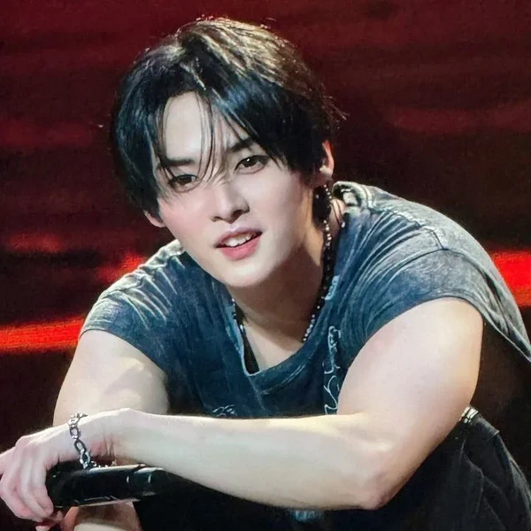 Penampilan Lee Know (Stray Kids) yang Paling Dicintai Hari Ini