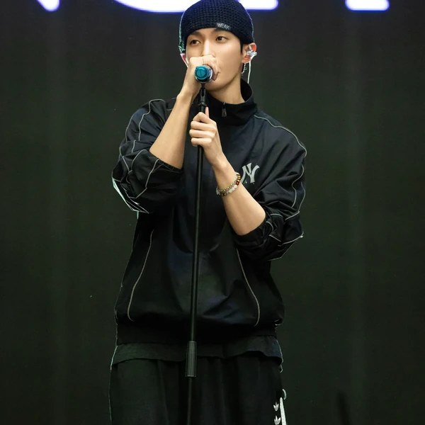 Foto Populer Penuh Cinta untuk DK (SEVENTEEN)