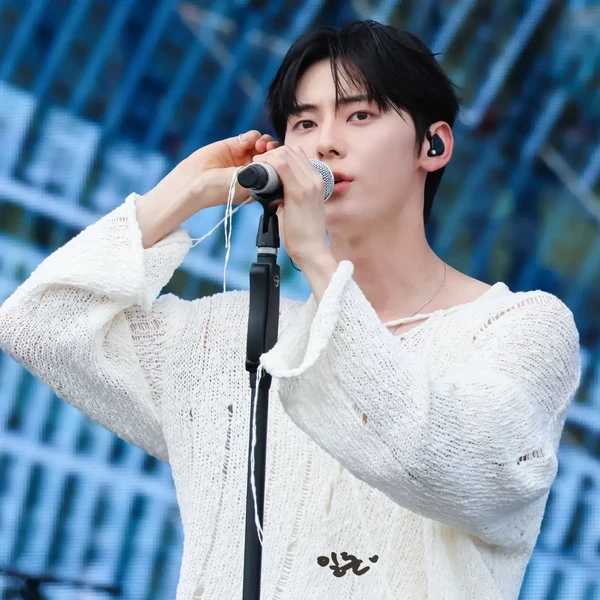 Penampilan Hwang Minhyun yang Paling Dicintai Hari Ini