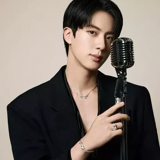 Foto Populer Penuh Cinta untuk Jin (BTS)