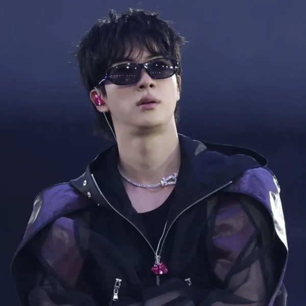 Foto Populer Penuh Cinta untuk Jin (BTS)