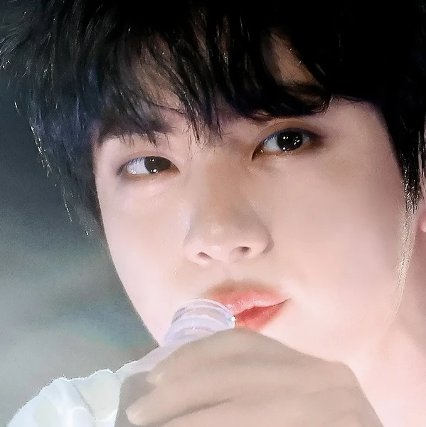 Penampilan Jin (BTS) yang Paling Dicintai Hari Ini