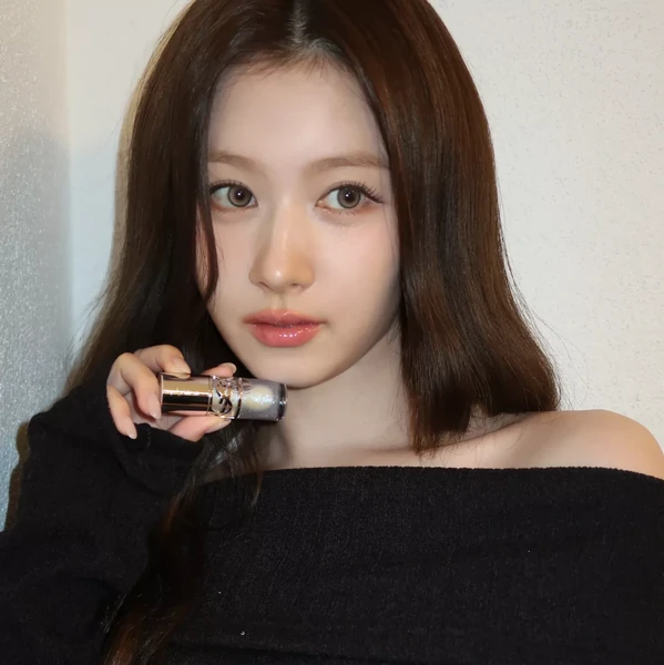 Foto Populer Penuh Cinta untuk Sana (TWICE)