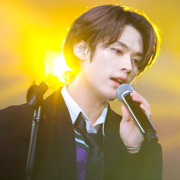 Today's Most Loved Lee Know (Stray Kids)