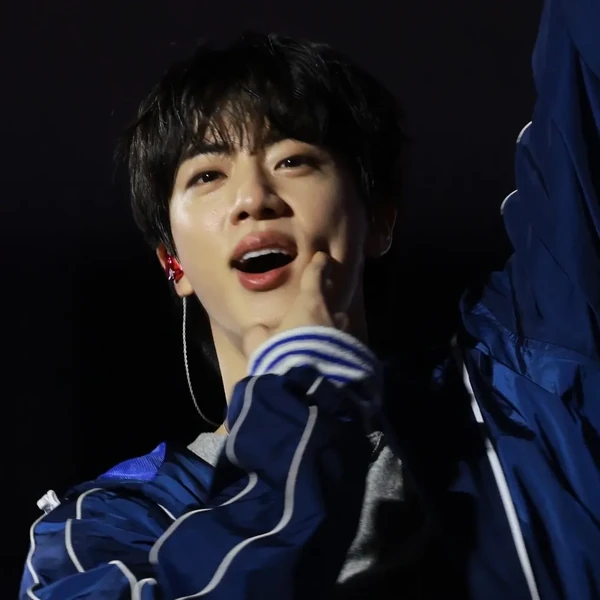 Foto Populer Penuh Cinta untuk Jin (BTS)