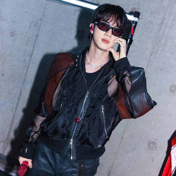 Foto Populer Penuh Cinta untuk Jin (BTS)