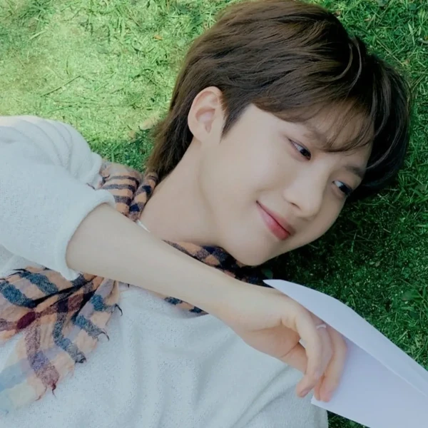 Momen Terbaik Hui (PENTAGON) Pilihan Penggemar