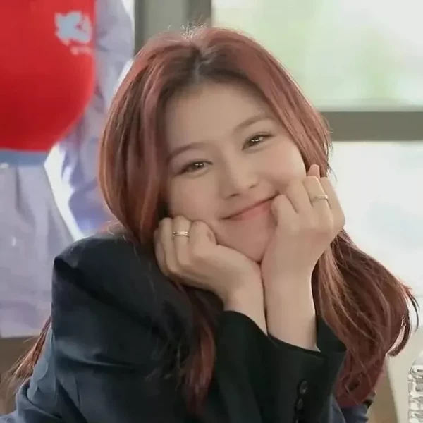 Penampilan Sana (TWICE) yang Paling Dicintai Hari Ini