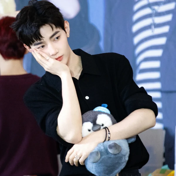 오늘 가장 사랑받은 장하오 (앤더블)의 모습