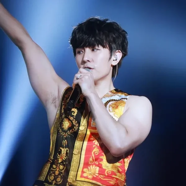 Top Photo Full of Kim Dongwan (SHINHWA) Love