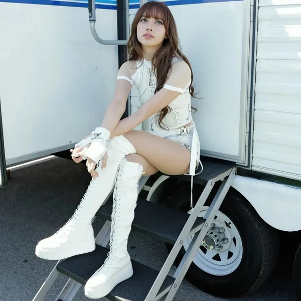 Foto Populer Penuh Cinta untuk Lisa (BLACKPINK)