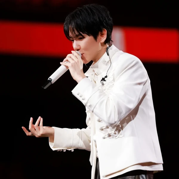 오늘 가장 사랑받은 백현 (EXO)의 모습