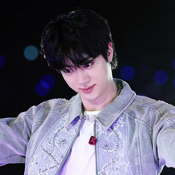 Penampilan Jin (BTS) yang Paling Dicintai Hari Ini