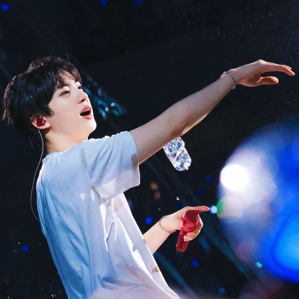 Foto Populer Penuh Cinta untuk Jin (BTS)